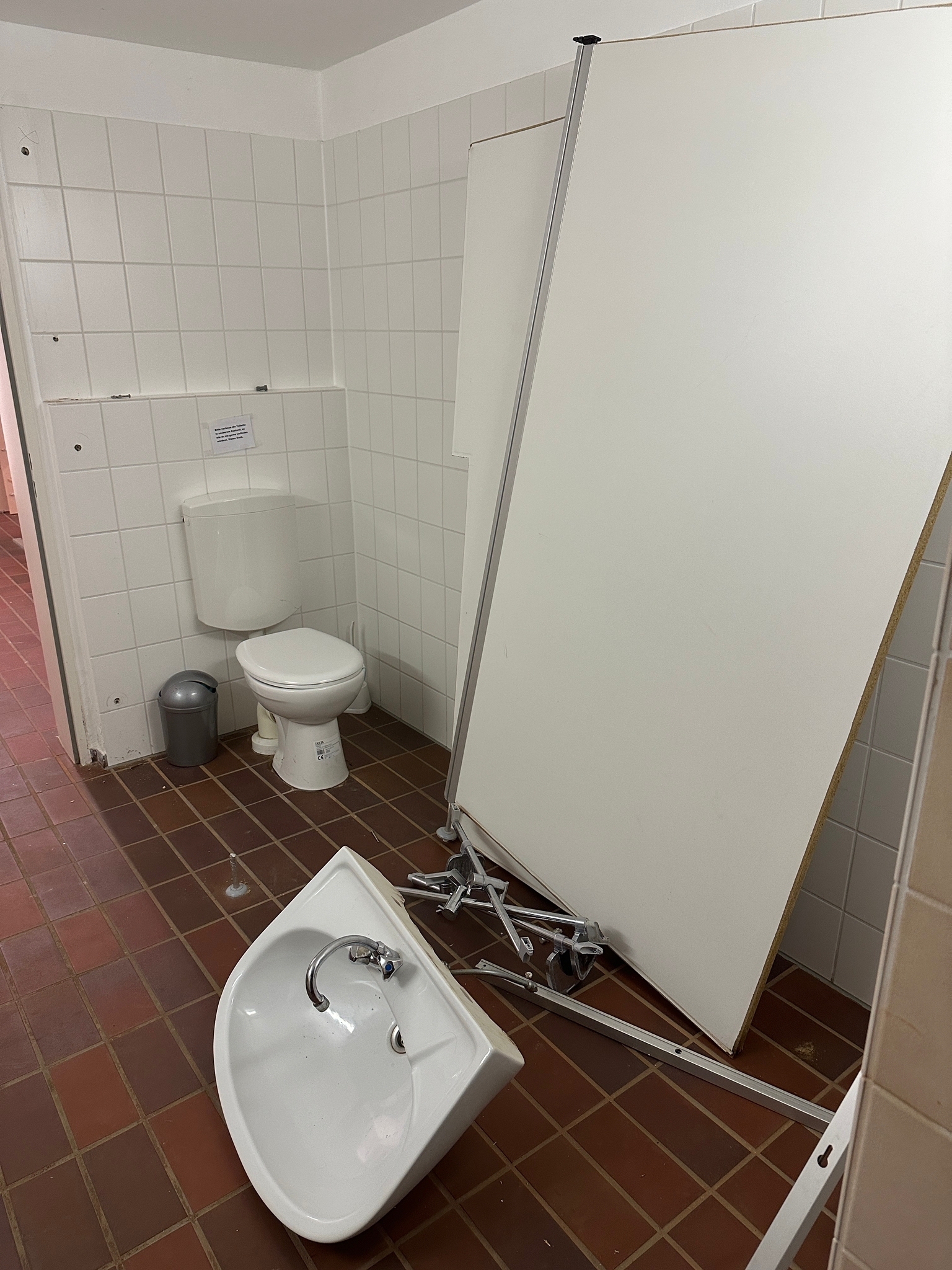 Die Toiletten bekommen neue Wände