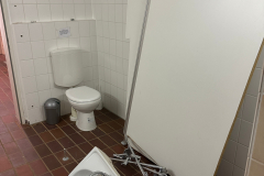 Die Toiletten bekommen neue Wände